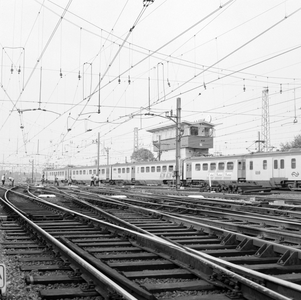 881988 Afbeelding van electrisch treinstel mat. 1954 ( Hondekop ) van de N.S. bij vertrek uit Utrecht C.S. Op de ...
